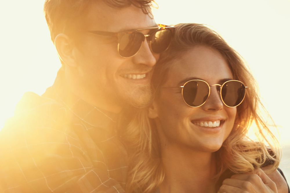 Pareja con protector solar natural