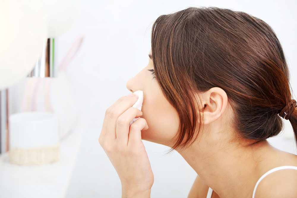 Chica con piel mixta sensible limpiza facial